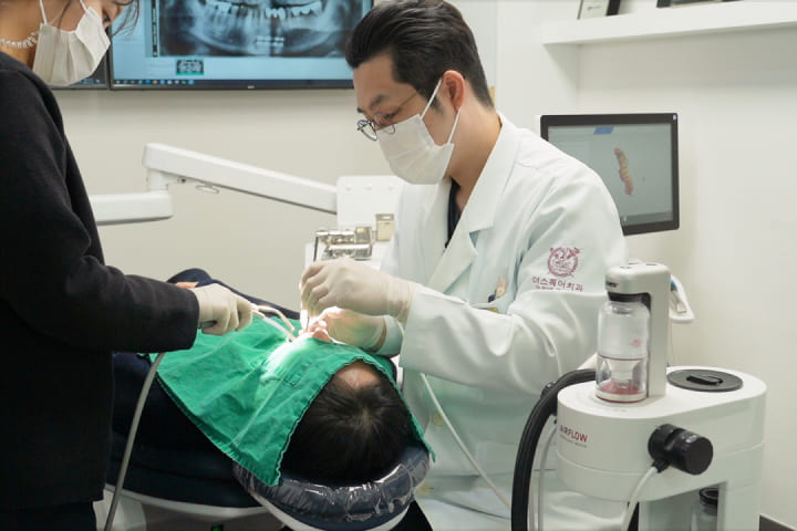 더스퀘어치과 | 건강한 치주 관리법 양치법 관리가 힘든 곳 주기적 부분 관리